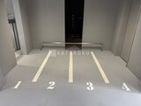 コンフォリア・リヴ文京千駄木 駐車場の4台分の区画を示す番号表示と白いライン