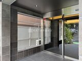 コンフォリア・リヴ文京千駄木 モダンなタイル張りのエントランスホール