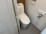 コンフォリア・リヴ文京千駄木 温白色でまとめられた清潔感のあるトイレ空間