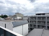 コンフォリア・リヴ文京千駄木 太陽光パネル付きの屋上から見た周辺建物と街並みの様子