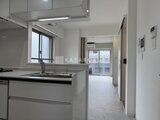 コンフォリア・リヴ文京千駄木 キッチンから居住空間へと続く開放的な間取りの様子