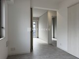 コンフォリア・リヴ文京千駄木 開放的な廊下から各部屋へアクセスできる間取りの様子
