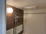 コンフォリア・リヴ文京千駄木 モダンな壁面と丸形照明が特徴的なバスルーム