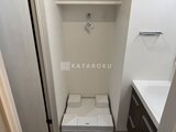コンフォリア・リヴ文京千駄木 洗濯機置き場としての空間、上部に給水栓とコンセント完備