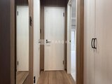 コンフォリア・リヴ文京千駄木 廊下に複数のドアが配置されたモダンな居住空間
