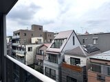 コンフォリア・リヴ文京千駄木 バルコニーから望む周辺の建物と空の様子