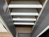 コンフォリア・リヴ文京千駄木 白い可動棚がたっぷり収納できるシューズボックスの内部