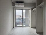コンフォリア・リヴ文京千駄木 明るい窓辺と落ち着いた色合いの居室スペース