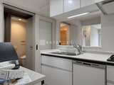コンフォリア・リヴ文京千駄木 キッチンからトイレへの導線と洗面台が一体の機能的な水回り空間