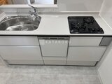 コンフォリア・リヴ文京千駄木 シンク、ガスコンロ、食洗機を備えた機能的なキッチンカウンター