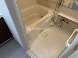 コンフォリア・リヴ文京千駄木 浴槽と シャワーブースが備わった明るい浴室空間