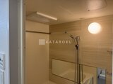 コンフォリア・リヴ文京千駄木 木目調のパネルとダウンライトで落ち着いた浴室空間