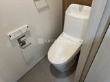 コンフォリア・リヴ文京千駄木 温水洗浄便座付きのモダンなトイレ空間