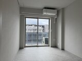コンフォリア・リヴ文京千駄木 エアコン付きの明るいリビング、大きな窓から採光が入る空間