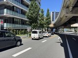 パークアクシス五反田スカイタワー 高速道路下の道路から見た建物と周辺環境