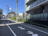 パークアクシス五反田スカイタワー 駐車場から見たモダンな建物外観と周辺の街並み