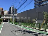 パークアクシス五反田スカイタワー 駐車場入口から見た建物外観と周辺街並みの様子