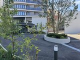 パークアクシス五反田スカイタワー 緑の植栽に囲まれたエントランスアプローチと建物外観