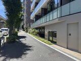 パークアクシス五反田スカイタワー 緑に囲まれた開放的なエントランスアプローチ