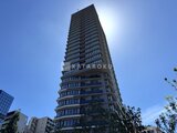 パークアクシス五反田スカイタワー 青空を背景に聳立する高層マンションの外観