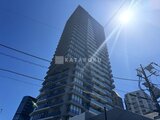 パークアクシス五反田スカイタワー 晴れた空を背景に見上げた高層マンションの外観
