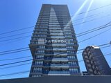 パークアクシス五反田スカイタワー 青空を背景に撮影した高層マンションの外観