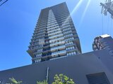 パークアクシス五反田スカイタワー 青空を背景にした高層マンションの外観