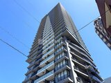 パークアクシス五反田スカイタワー 清々しい青空を背景とした、モダンなタワーマンションの外観