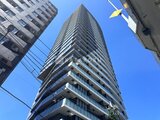 パークアクシス五反田スカイタワー 青空を背景に見上げた曲線的な高層建物の外観