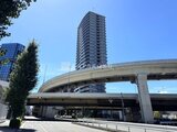 パークアクシス五反田スカイタワー 高架道路をくぐり抜ける前面道路から見た建物外観