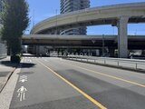 パークアクシス五反田スカイタワー 高架道路下の広い通りから見た建物と周辺環境