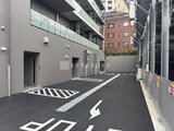 パークアクシス五反田スカイタワー 機械式駐車場の入口がある駐車場棟の通路
