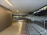 パークアクシス五反田スカイタワー 明るい照明と大型窓から光が入る開放的な駐輪場の様子