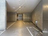 パークアクシス五反田スカイタワー 機械式駐車場の車室が整然と配置された駐車スペース
