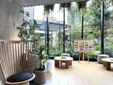 パークアクシス五反田スカイタワー 緑に囲まれた開放的なラウンジスペースの様子