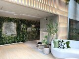 パークアクシス五反田スカイタワー 観葉植物とモダン家具でコーディネートされたラウンジスペース