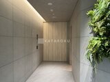 パークアクシス五反田スカイタワー グリーンウォール付きのモダンなエレベーターホール