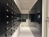 パークアクシス五反田スカイタワー 黒を基調とした宅配ボックスが整然と並ぶ共用部の廊下