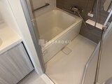 パークアクシス五反田スカイタワー 浴槽とシャワーブースを備えた明るい浴室空間