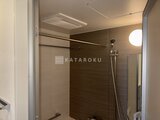 パークアクシス五反田スカイタワー 茶色のタイル張りで落ち着いた印象のバスルーム