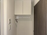 パークアクシス五反田スカイタワー 白を基調とした洗面室に設置された鏡付き収納と洗面台