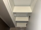 パークアクシス五反田スカイタワー 白を基調とした棚板が整然と並ぶ開放的な収納スペース