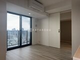 パークアクシス五反田スカイタワー 大窓から都心の眺望が広がるモダンなリビング空間