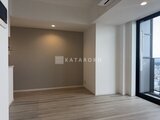 パークアクシス五反田スカイタワー 大きなバルコニー窓から光が入る