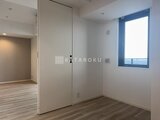 パークアクシス五反田スカイタワー 窓からの採光が入る明るい洋室と引き戸で仕切られた空間