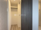 パークアクシス五反田スカイタワー ハンガーパイプ付きの明るいウォークインクローゼット