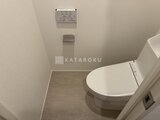 パークアクシス五反田スカイタワー トイレ便座と壁付けパネル・床の様子