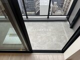 パークアクシス五反田スカイタワー 都市風景を見下ろす大きな窓からの眺望と開放的なバルコニー