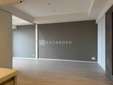 パークアクシス五反田スカイタワー 落ち着いた色合いの壁と木調フローリングのリビングダイニング