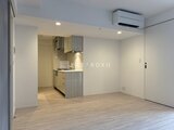 パークアクシス五反田スカイタワー 明るいリビングダイニングから見たキッチン付きの開放的な空間